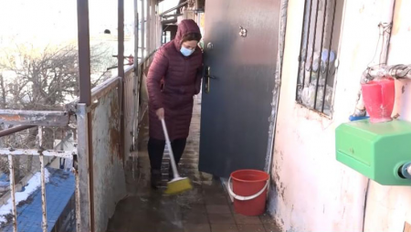 Bakıda hər an uçma təhlükəsi ilə üz-üzə olan bina - VİDEO
