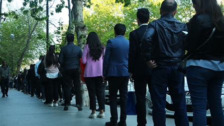 Bu insanların nəyi gözlədiklərini bilən dəhşətə gəlir - Bakıda ilginc olay (FOTO)