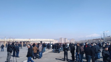 Ermənistan Müdafiə Nazirliyi önündə aksiya keçirildi