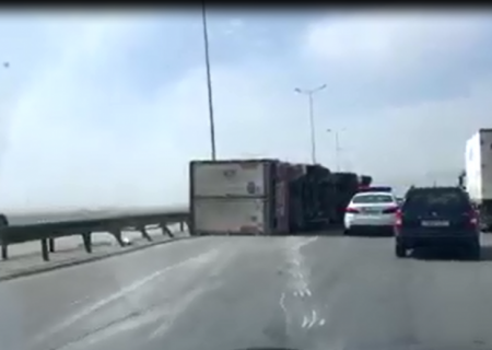 Güclü külək "TIR"ı aşırdı - VİDEO