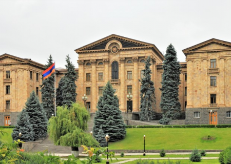Ermənistanda deputatlar parlament binasına girə bilmir?