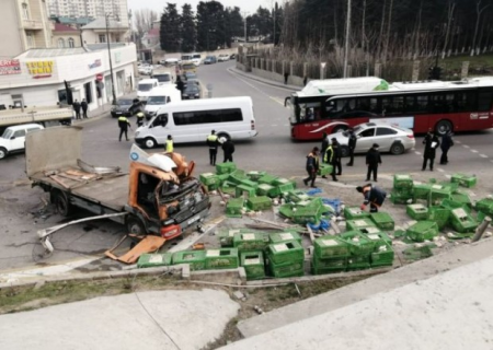 Bakıda yük avtomobili aşdı - Toyuqlar asfalta töküldü