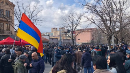 Ermənistan parlamenti önündə etiraz aksiyası keçirildi