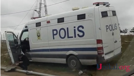 Bakıda məhbus daşıyan polis maşını qəzaya düşdü - Video