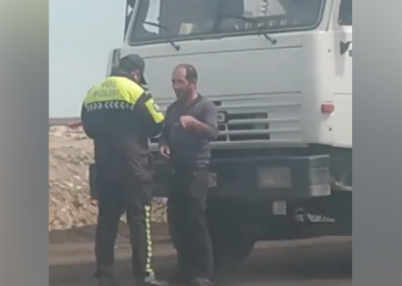 Yol polisi sürücüdən rüşvət alıb? - RƏSMİ AÇIQLAMA - YENİLƏNİB (VİDEO)