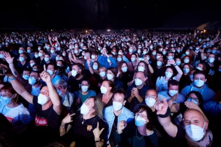 5000 nəfərlik konsert təşkil edib koronavirusun yayılma riskini yoxladılar - VİDEO