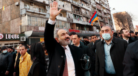 Ermənistanda avtoritarizm - Paşinyanın mitinqinə getməyənlər işdən qovulur