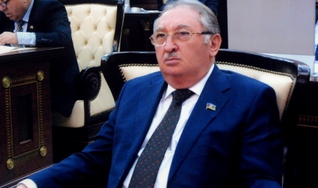 Keçmiş deputatla bələdiyyə üzvü arasında məhkəmə çəkişməsi başladı