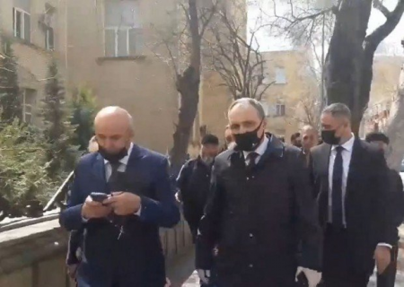 Kamran Əliyev etirazçıları dinləmək üçün PA-nın qarşısına gəldi