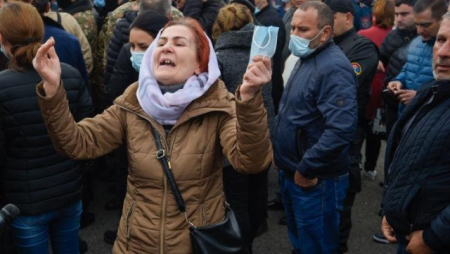 İrəvanda itkin düşən erməni hərbçilərin yaxınları aksiya keçirir