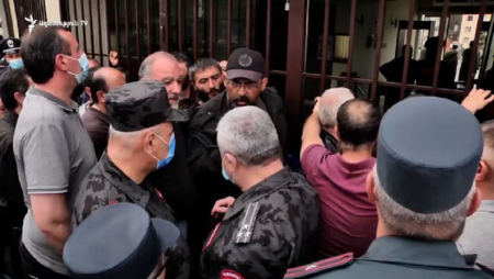 Ermənistanda qəzəbli kütlə Müdafiə Nazirliyinə hücum etdi - VİDEO