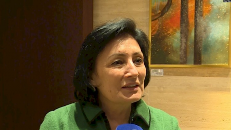 “Açıq havada maska taxmaqmı effektivdir, yoxsa taxmamaq?”