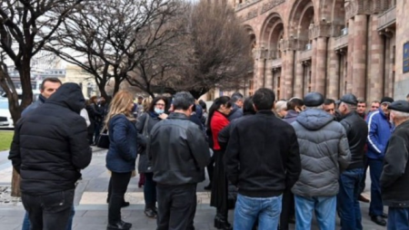 Ermənistanda itkin hərbçilərin valideynləri aksiya keçirir