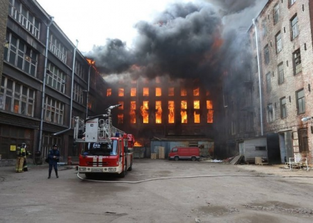 Rusiyada fabrik yanır - Ölən və yaralananlar var