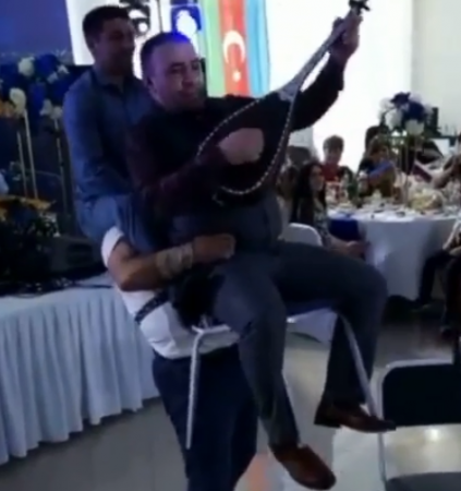 Toyda BİABIRÇILIQ: Aşıq Mübariz kişinin qucağında... - VİDEO