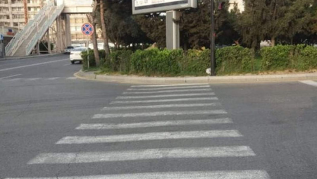 Bakıda bir ucu kolluğa dirənən piyada keçidi - FOTOLAR