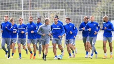4 futbolçu virusa yoluxdu, komandanı karantinə aldılar