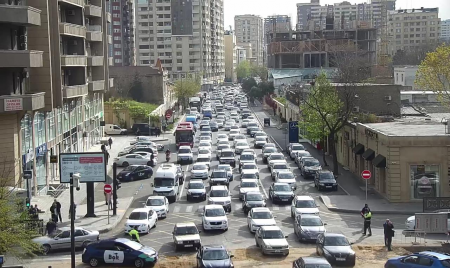 Bakıda uzun tıxac yarandı, avtobuslar gecikir - FOTO