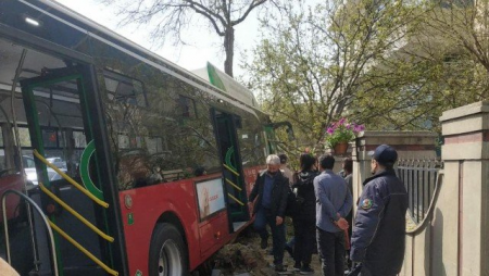 "BakuBus”un avtobusu ağaca çırpıldı - Xəsarət alanlar var