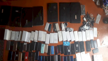 Mağazadan 91 telefon oğurlayan şəxslər tutuldu