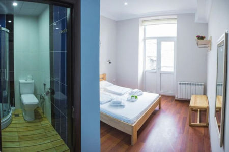 İki qadının öldüyü hostel kimə məxsusdur?