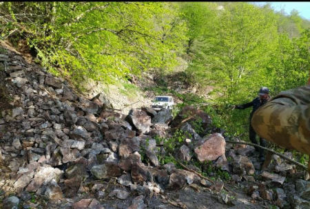 Azərbaycanda torpaq sürüşməsi baş verdi, bir kəndin yolu bağlandı