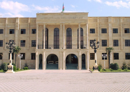 Bu icra hakimiyyətinin qarşısında intihara cəhd edildi