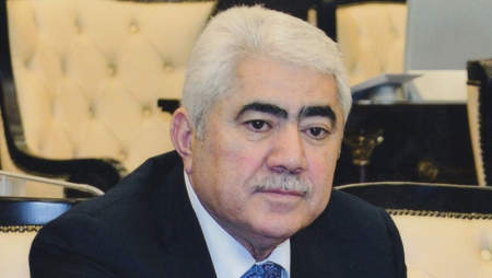 Deputatın anasının məzarından 2500 manatlıq çələng oğurlandı