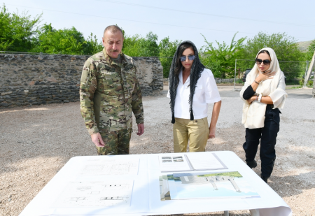 Prezident və birinci xanım Zəngilan məscidinin divarına daş hördülər - FOTO