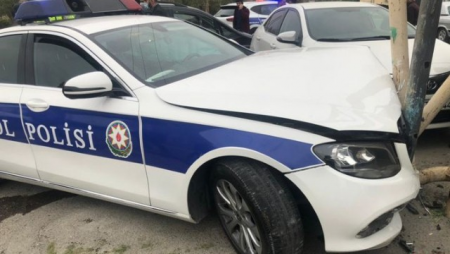 Abşeronda 3 maşın toqquşub, polis əməkdaşı xəsarət alıb