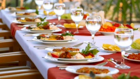 “Kütləvi iftar süfrələrinin açılması doğru deyil“ - Din xadimi