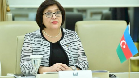 Spiker deputatlara irad tutdu: “İclas zamanı heç kim danışmasın“