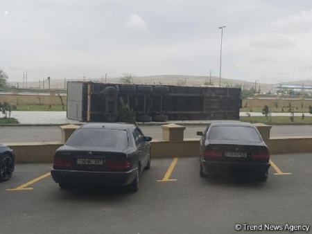 Bakıda güclü külək TIR-ı aşırdı