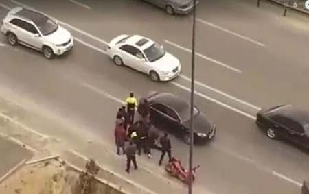 Bakıda güclü külək qəzaya səbəb oldu: Yaralanan var - VİDEO