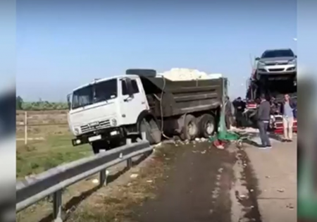 Bakı-Qazax yolunda ağır qəza: TIR yük maşınına çırpıldı - VİDEO