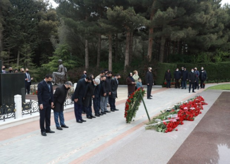 Dövlət Komitəsi Ümummilli liderin məzarını ziyarət etdi