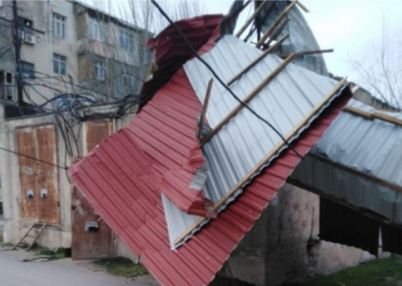 Bakıda külək binanın dam örtüyünü uçurdu