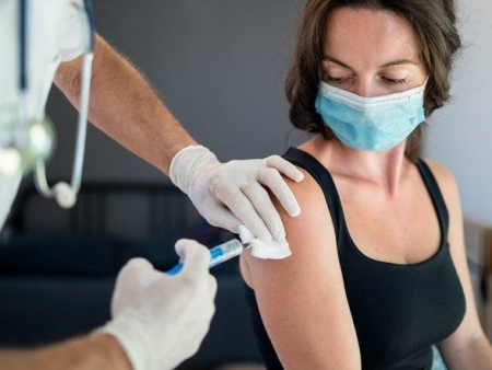 Qadına yanlışlıqla altı doza koronavirus vaksini vuruldu