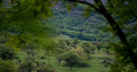 Azərbaycan əsgəri Xocavənddəki erməniləri “separatçı bayrağı”nı çıxarmağa MƏCBUR ETDİ