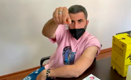 Zaur Baxşəliyev vaksin vurdurdu - VİDEO