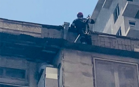 Binadan qopan beton parçaları təhlükə yaratdı - Fotolar