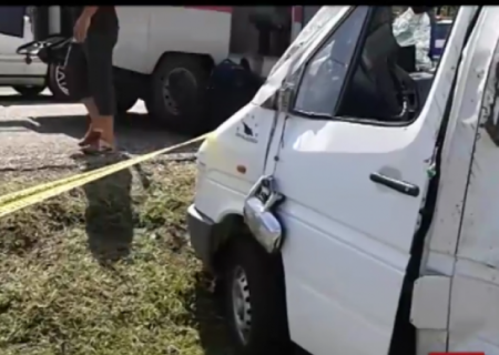 Sabirabadda avtomobil mikroavtobusa çırpıldı
