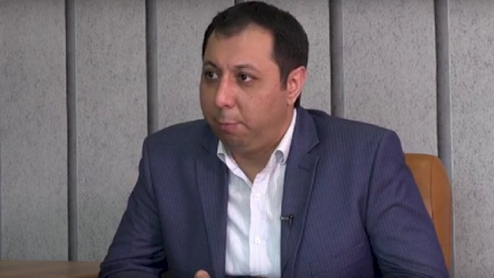 Elməddin əsəbləşdi: “Sən bədbəxt, şəxsiyyətəsiz bir adamsan“ Elməddin əsəbləşdi: “Sən bədbəxt, şəxsiyyətəsiz bir adamsan“