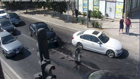 Bakıda daha bir qəza - Tıxac yarandı (FOTO)