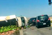 Bakıda yük maşını aşdı, qarpızlar yola dağıldı - VİDEO