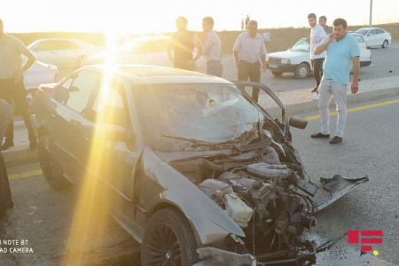 Abşeronda BMW betona çırpılıb: Xəsarət alan var