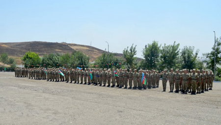 Ehtiyata buraxılan hərbçilərin yola salınması mərasimi keçirilib