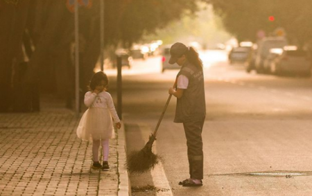 Bu foto ilə məşhurlaşan süpürgəçi işdən niyə çıxarılıb?