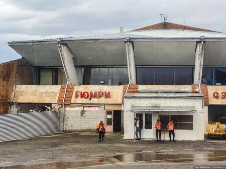 Rusiyalı bloqer erməni aeroportundakı iyrənc mənzərədən danışdı - FOTO