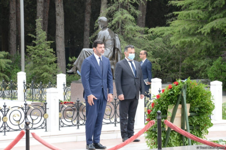 Tbilisi meri ulu öndər Heydər Əliyevin məzarını və Şəhidlər Xiyabanını ziyarət edib - FOTO